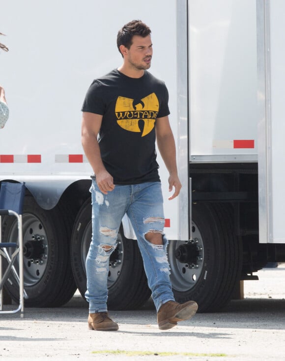 Taylor Lautner sur le tournage de "Scream Queens" à Los Angeles, le 16 juillet 2016. 