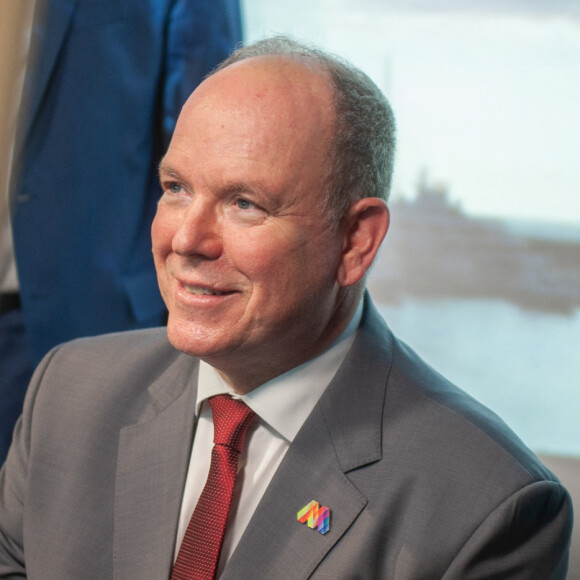 Le prince Albert II de Monaco en visite au Pavillon de Monaco lors de la journée nationale de Monaco à l'Expo Dubaï 2020 (Exposition universelle), à Dubaï, Emirats Arabes Unis, le 13 Novembre 2021. © Nicolas Briquet/Bestimage 