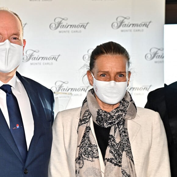 Le prince Albert II de Monaco et la princesse Stéphhanie de Monaco durant la présentation du nouveau maillot de l'équipe cycliste des Carabiniers du Prince en soutien à l'association Fight Aids Monaco au Fairmont Hotel, à Monaco, le 15 mars 2021. © Bruno Bebert/PRM/Bestimage 
