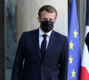 Le président de la République française, Emmanuel Macron, raccompagne le président du Gabon après un entretien au palais de l'Elysée à Paris, France, le 12 novembre 2021. On distingue le bleu marine du drapeau français à côté de celui du drapeau européen plus vif.