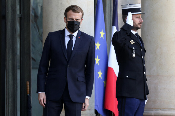 Le président de la République française, Emmanuel Macron, raccompagne le président du Gabon après un entretien au palais de l'Elysée à Paris, France, le 12 novembre 2021. On distingue le bleu marine du drapeau français à côté de celui du drapeau européen plus vif.