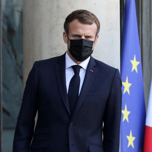 Le président de la République française, Emmanuel Macron, raccompagne le président du Gabon après un entretien au palais de l'Elysée à Paris, France, le 12 novembre 2021. On distingue le bleu marine du drapeau français à côté de celui du drapeau européen plus vif.