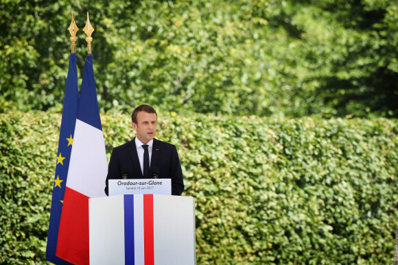 Le président de la République française, Emmanuel Macron lors de la cérémonie du 73ème anniversaire du massacre d'Oradour-sur-Glane pendant la Seconde Guerre Mondiale, sur l'esplanade du mémorial à Oradour-sur-Glane, le 10 juin 2017. Les bleus du drapeau français et du drapeau européen sont les mêmes à cette époque.