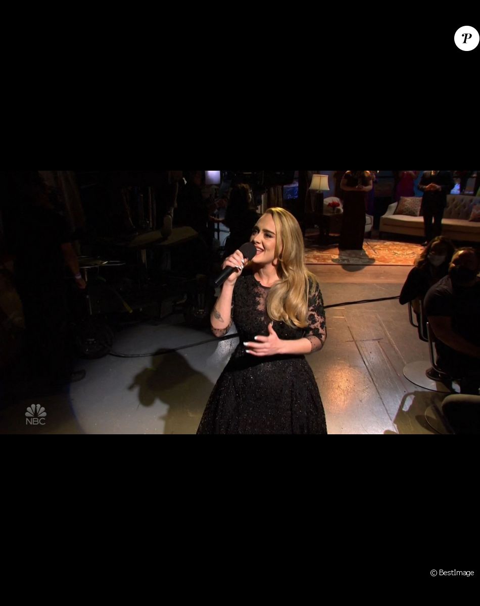 Adele dans l'émission Saturday Night Live à Los Angeles, le 24 octobre 2020