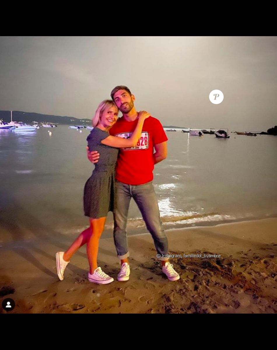 Ambre Dol est mariée à Alexandre. Ils ont cinq enfants. Ils participent à l'émission "Familles nombreuses, la vie en XXL".