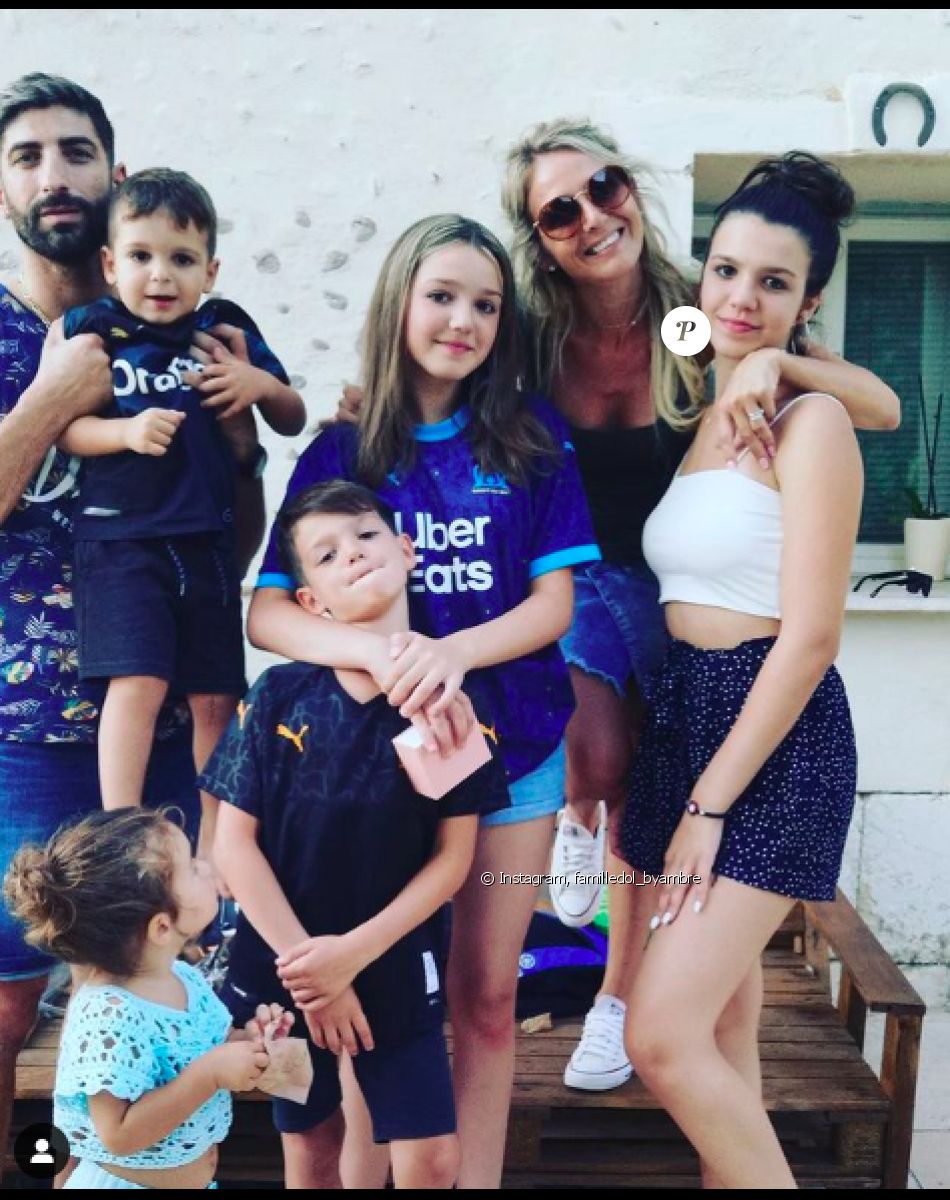 Ambre Dol est mariée à Alexandre. Ils ont cinq enfants. Ils participent à l'émission "Familles nombreuses, la vie en XXL".