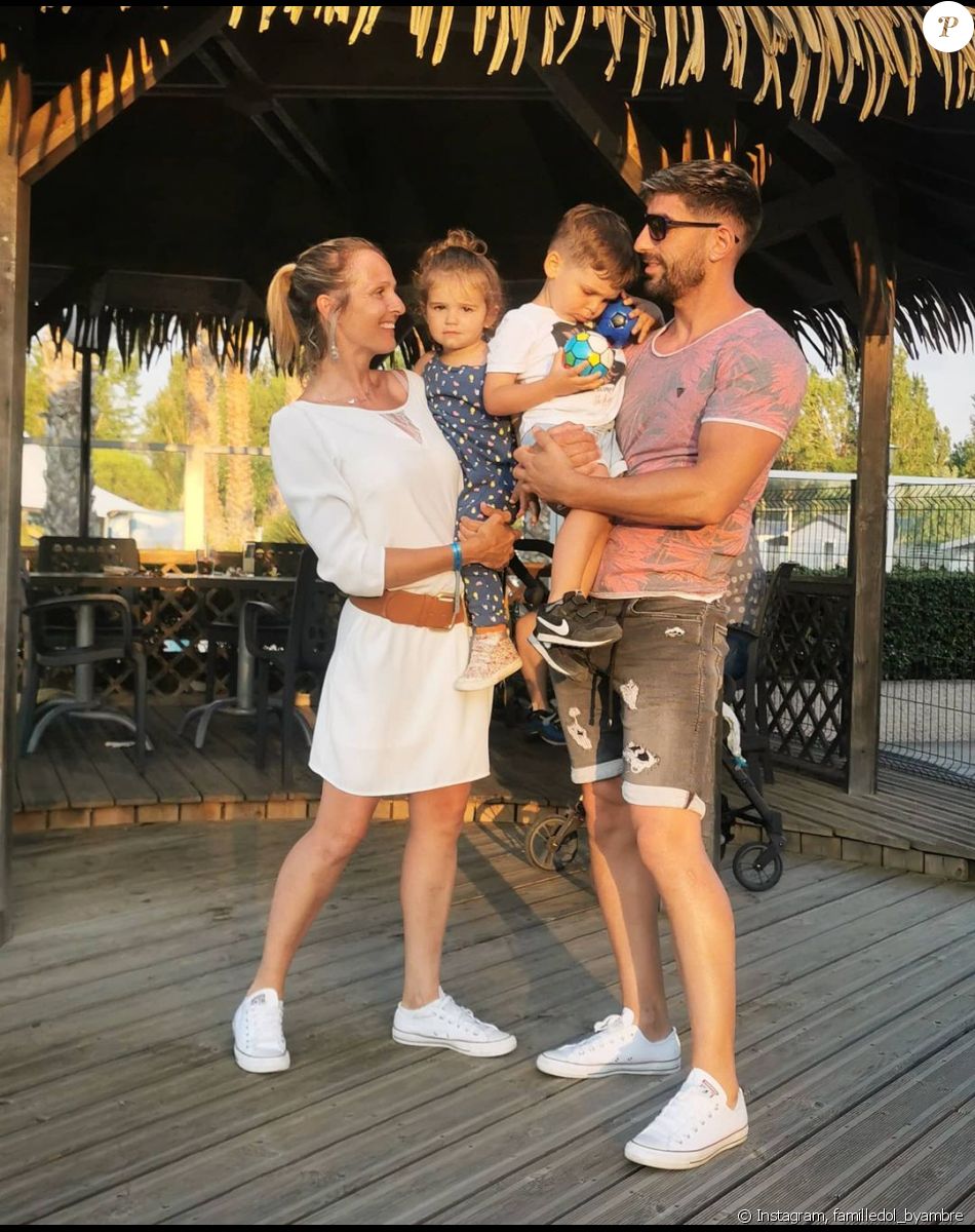 Ambre et Alexandre de "Familles nombreuses" avec leurs enfants