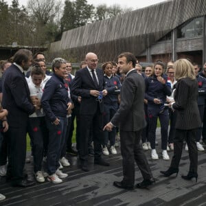 Serge Simon, premier vice-président de la Fédération française de rugby, Annick Hayraud, manager de l'équipe de France féminine de rugby à XV, Bernard Laporte, président de la Fédération française de rugby, le président de la République française, Emmanuel Macron, sa femme la Première Dame, Brigitte Macron et les joueuses de l'équipe de France féminine de rugby à XV - Le Président de la République française et sa femme la Première Dame au Centre National de Rugby de Marcoussis, dans l'Essonne, france, le 15 novembre 2021, pour rencontrer les équipes du XV de France.