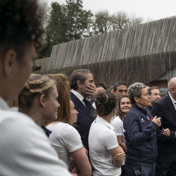 Serge Simon, premier vice-président de la Fédération française de rugby, Annick Hayraud, manager de l'équipe de France féminine de rugby à XV, Bernard Laporte, président de la Fédération française de rugby, le président de la République française, Emmanuel Macron, sa femme la Première Dame, Brigitte Macron et les joueuses de l'équipe de France féminine de rugby à XV - Le Président de la République française et sa femme la Première Dame au Centre National de Rugby de Marcoussis, dans l'Essonne, france, le 15 novembre 2021, pour rencontrer les équipes du XV de France.