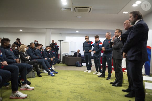 La Première Dame, Brigitte Macron, les joueurs de l'équipe de France de rugby à XV, Fabien Galthié, sélectionneur de l'équipe de France de Rugby, Antoine Dupont, capitaine de l'équipe de France, le président de la République française, Emmanuel Macron, Bernard Laporte, président de la Fédération française de rugby et Serge Simon, premier vice-président de la Fédération française de rugby - Le Président de la République française et sa femme la Première Dame au Centre National de Rugby de Marcoussis, dans l'Essonne, france, le 15 novembre 2021, pour rencontrer les équipes du XV de France.