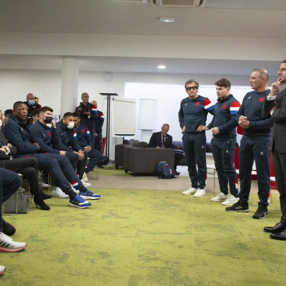 La Première Dame, Brigitte Macron, les joueurs de l'équipe de France de rugby à XV, Fabien Galthié, sélectionneur de l'équipe de France de Rugby, Antoine Dupont, capitaine de l'équipe de France, le président de la République française, Emmanuel Macron, Bernard Laporte, président de la Fédération française de rugby et Serge Simon, premier vice-président de la Fédération française de rugby - Le Président de la République française et sa femme la Première Dame au Centre National de Rugby de Marcoussis, dans l'Essonne, france, le 15 novembre 2021, pour rencontrer les équipes du XV de France.