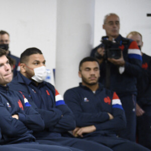 La Première Dame, Brigitte Macron avec les joueurs de l'équipe de France de rugby à XV - Le Président de la République française et sa femme la Première Dame au Centre National de Rugby de Marcoussis, dans l'Essonne, france, le 15 novembre 2021, pour rencontrer les équipes du XV de France