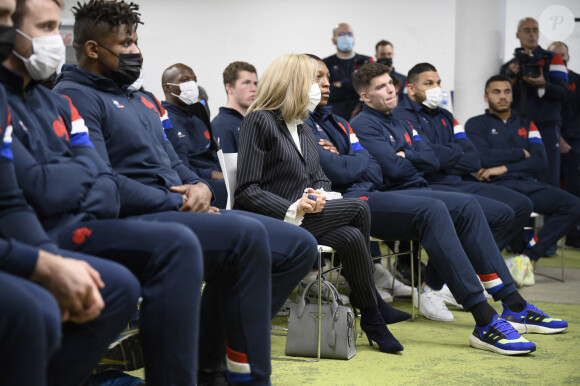 La Première Dame, Brigitte Macron avec les joueurs de l'équipe de France de rugby à XV - Le Président de la République française et sa femme la Première Dame au Centre National de Rugby de Marcoussis, dans l'Essonne, france, le 15 novembre 2021, pour rencontrer les équipes du XV de France