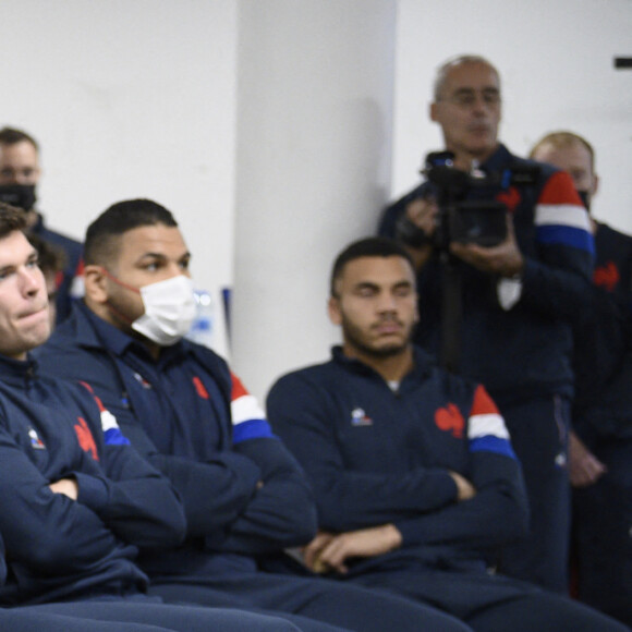 La Première Dame, Brigitte Macron avec les joueurs de l'équipe de France de rugby à XV - Le Président de la République française et sa femme la Première Dame au Centre National de Rugby de Marcoussis, dans l'Essonne, france, le 15 novembre 2021, pour rencontrer les équipes du XV de France