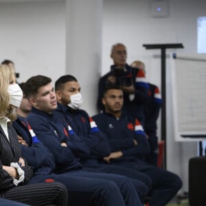 La Première Dame, Brigitte Macron avec les joueurs de l'équipe de France de rugby à XV - Le Président de la République française et sa femme la Première Dame au Centre National de Rugby de Marcoussis, dans l'Essonne, france, le 15 novembre 2021, pour rencontrer les équipes du XV de France.