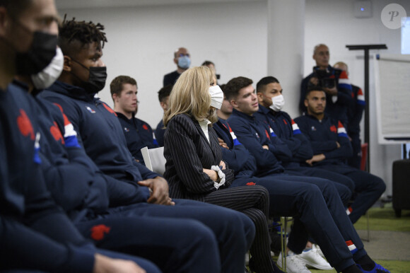 La Première Dame, Brigitte Macron avec les joueurs de l'équipe de France de rugby à XV - Le Président de la République française et sa femme la Première Dame au Centre National de Rugby de Marcoussis, dans l'Essonne, france, le 15 novembre 2021, pour rencontrer les équipes du XV de France.