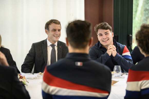 Le président de la République française, Emmanuel Macron et Antoine Dupont, capitaine de l'équipe de France - Le Président de la République française et sa femme la Première Dame au Centre National de Rugby de Marcoussis, dans l'Essonne, france, le 15 novembre 2021, pour rencontrer les équipes du XV de France.