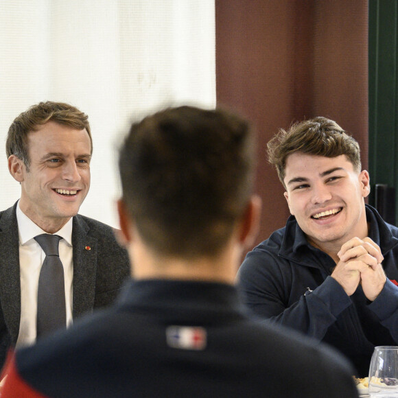 Le président de la République française, Emmanuel Macron et Antoine Dupont, capitaine de l'équipe de France - Le Président de la République française et sa femme la Première Dame au Centre National de Rugby de Marcoussis, dans l'Essonne, france, le 15 novembre 2021, pour rencontrer les équipes du XV de France.