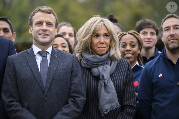 Le président de la République française, Emmanuel Macron et sa femme la Première Dame, Brigitte Macron - Le Président de la République française et sa femme la Première Dame au Centre National de Rugby de Marcoussis, dans l'Essonne, france, le 15 novembre 2021, pour rencontrer les équipes du XV de France.