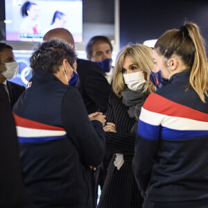 La Première Dame, Brigitte Macron, Annick Hayraud, manager de l'équipe de France féminine de rugby à XV et Gaëlle Hermel, capitaine de l'équipe de France féminine de Rugby - Le Président de la République française et sa femme la Première Dame au Centre National de Rugby de Marcoussis, dans l'Essonne, france, le 15 novembre 2021, pour rencontrer les équipes du XV de France.