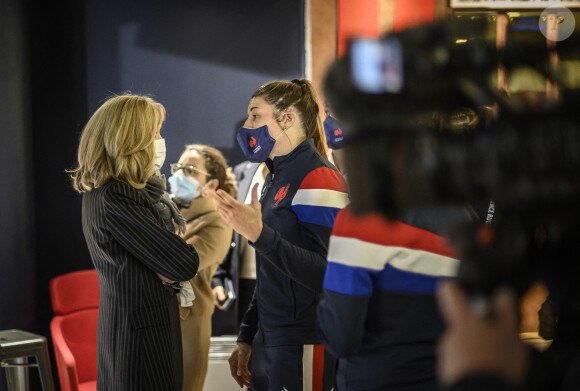 La Première Dame, Brigitte Macron et Gaëlle Hermel, capitaine de l'équipe de France féminine de Rugby - Le Président de la République française et sa femme la Première Dame au Centre National de Rugby de Marcoussis, dans l'Essonne, france, le 15 novembre 2021, pour rencontrer les équipes du XV de France.