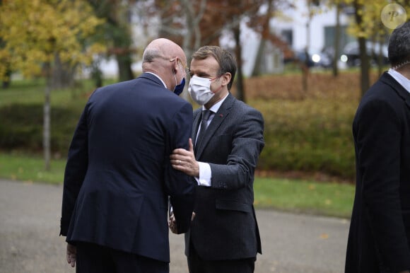 Bernard Laporte, président de la Fédération française de rugby et le président de la République française, Emmanuel Macron - Le Président de la République française et sa femme la Première Dame au Centre National de Rugby de Marcoussis, dans l'Essonne, france, le 15 novembre 2021, pour rencontrer les équipes du XV de France.