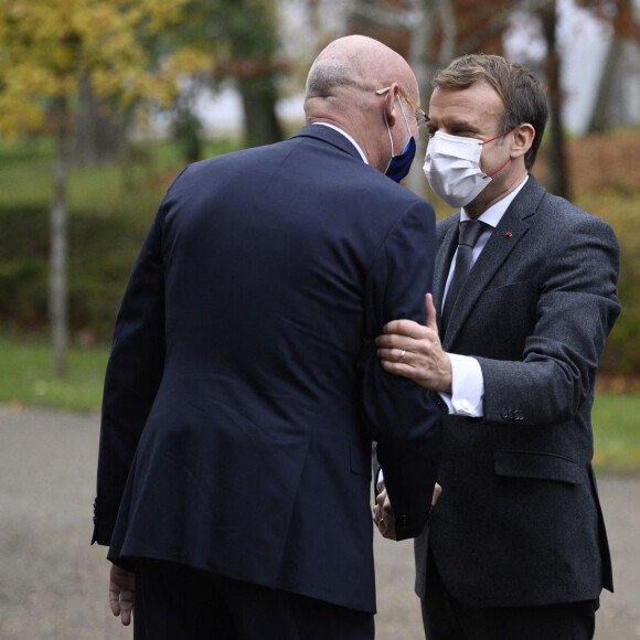 Bernard Laporte, président de la Fédération française de rugby et le président de la République française, Emmanuel Macron - Le Président de la République française et sa femme la Première Dame au Centre National de Rugby de Marcoussis, dans l'Essonne, france, le 15 novembre 2021, pour rencontrer les équipes du XV de France.
