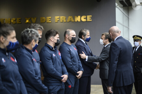 Gaëlle Hermel, capitaine de l'équipe de France féminine de Rugby, Annick Hayraud, manager de l'équipe de France féminine de rugby à XV, Fabien Galthié, sélectionneur de l'équipe de France de Rugby, Antoine Dupont, capitaine de l'équipe de France, Raphaël Ibañez, manager général de l'équipe de France, Serge Simon, premier vice-président de la Fédération française de rugby, Bernard Laporte, président de la Fédération française de rugby et le Président de la République française, Emmanuel Macron - Le Président de la République française et sa femme la Première Dame au Centre National de Rugby de Marcoussis, dans l'Essonne, france, le 15 novembre 2021, pour rencontrer les équipes du XV de France.