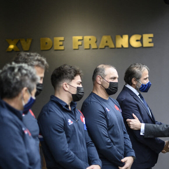 Gaëlle Hermel, capitaine de l'équipe de France féminine de Rugby, Annick Hayraud, manager de l'équipe de France féminine de rugby à XV, Fabien Galthié, sélectionneur de l'équipe de France de Rugby, Antoine Dupont, capitaine de l'équipe de France, Raphaël Ibañez, manager général de l'équipe de France, Serge Simon, premier vice-président de la Fédération française de rugby, Bernard Laporte, président de la Fédération française de rugby et le Président de la République française, Emmanuel Macron - Le Président de la République française et sa femme la Première Dame au Centre National de Rugby de Marcoussis, dans l'Essonne, france, le 15 novembre 2021, pour rencontrer les équipes du XV de France.