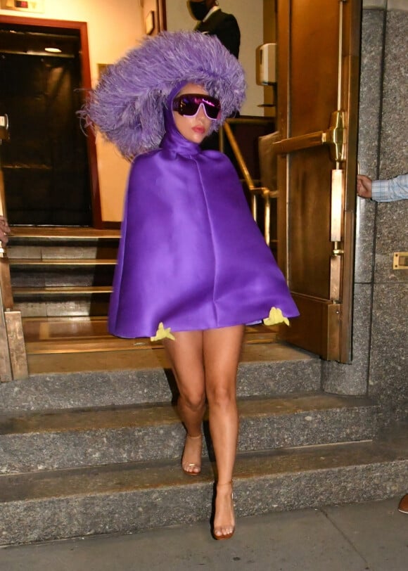 Lady Gaga en total look violet et coiffe en plumes d'autruche à la sortie du Radio City Music Hall à New York, le 31 juillet 2021.