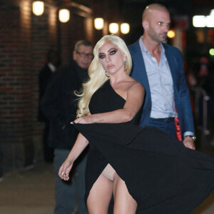 Lady Gaga se rend sur le plateau de l'émission "The Late Show with Stephen Colbert" à New York. Le 15 novembre 2021.