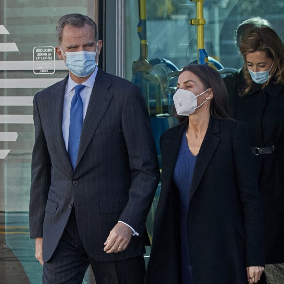 Le roi Felipe VI et la reine Letizia d'Espagne, assistent à la commémoration du 75e anniversaire de la création de la Société municipale des transports de Madrid, le 15 novembre 2021.