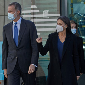 Le roi Felipe VI et la reine Letizia d'Espagne, assistent à la commémoration du 75e anniversaire de la création de la Société municipale des transports de Madrid, le 15 novembre 2021.