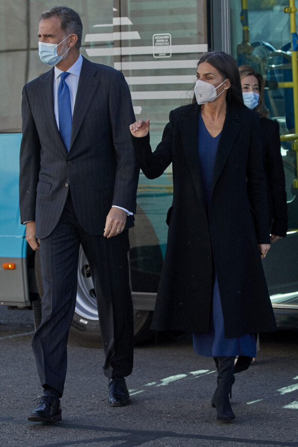 Le roi Felipe VI et la reine Letizia d'Espagne, assistent à la commémoration du 75e anniversaire de la création de la Société municipale des transports de Madrid, le 15 novembre 2021.