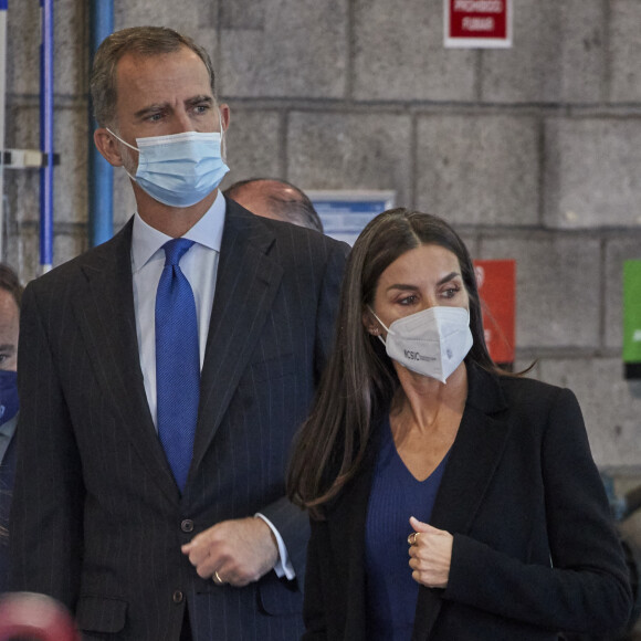 Le roi Felipe VI et la reine Letizia d'Espagne, assistent à la commémoration du 75e anniversaire de la création de la Société municipale des transports de Madrid, le 15 novembre 2021.