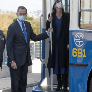 Le roi Felipe VI et la reine Letizia d'Espagne, assistent à la commémoration du 75e anniversaire de la création de la Société municipale des transports de Madrid, le 15 novembre 2021.