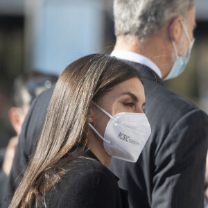 Le roi Felipe VI et la reine Letizia d'Espagne, assistent à la commémoration du 75e anniversaire de la création de la Société municipale des transports de Madrid, le 15 novembre 2021.