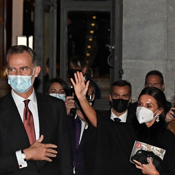 Le roi Felipe VI d'Espagne et la reine Letizia à la sortie de l'opéra "Partenope" au théâtre royal de Madrid le 13 novembre 2021