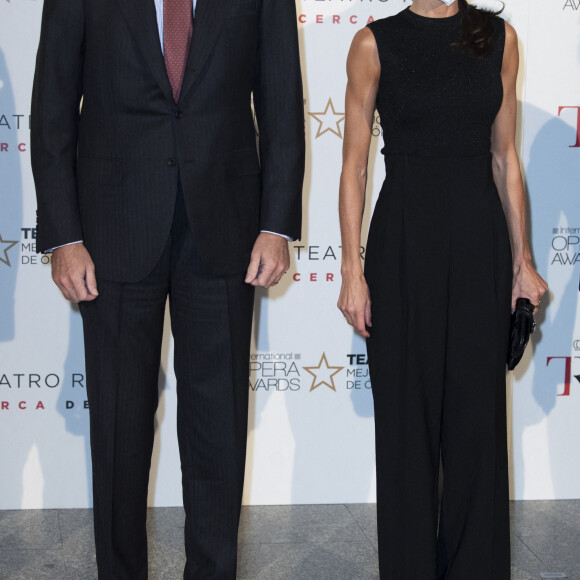 Le roi Felipe VI d'Espagne et la reine Letizia assistent à l'opéra "Partenope" au théâtre royal de Madrid le 13 novembre 2021