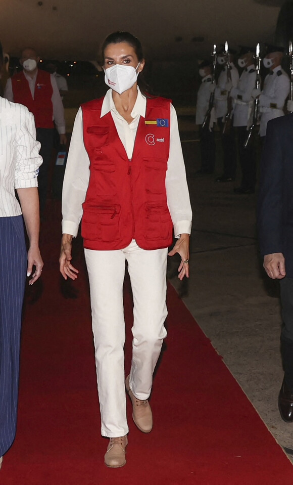 La reine Letizia d'Espagne arrive à l'aéroport international Silvio Pettirossi au Paraguay le 2 novembre 2021.