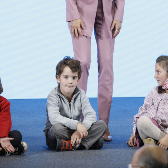 La reine Letizia d'Espagne visite l'école "Mestra Clara" à Pontevedra. Cette école a reçu le prix "Best School Award" de la fondation "Princess of Girona". Le 28 octobre 2021