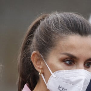 La reine Letizia d'Espagne visite l'école "Mestra Clara" à Pontevedra. Cette école a reçu le prix "Best School Award" de la fondation "Princess of Girona". Le 28 octobre 2021