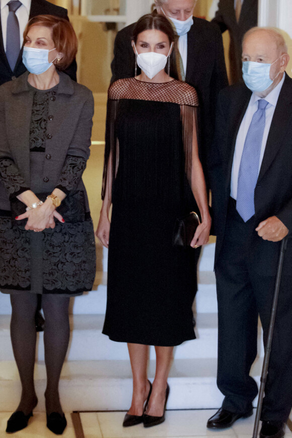La reine Letizia d'Espagne lors de la cérémonie de remise des prix Francisco Cerecedo du journalisme à l'hôtel Ritz à Madrid le 26 octobre 2021.