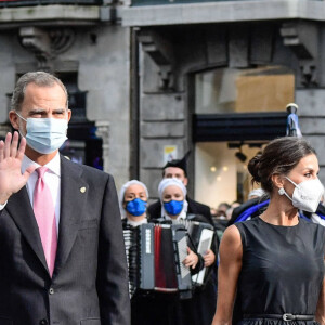 Le roi Felipe V et la reine Letizia d'Espagne, avec la princesse Leonor, princesse des Asturies et l'infante Sofia d'Espagne - La famille royale espagnole lors de la cérémonie de remise des prix de la princesse des Asturies au théâtre Campoamor à Oviedo, Espagne, le 22 octobre 2021.