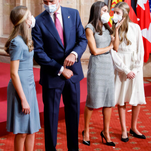 La princesse Leonor, princesse des Asturies, le roi Felipe VI et la reine Letizia d'Espagne, et L'infante Sofia d'Espagne - Réception en audience des récipiendaires des médailles des Asturies 2021 à l'hôtel Reconquista à Oviedo, Asturies (Espagne). Le 22 octobre 2021.