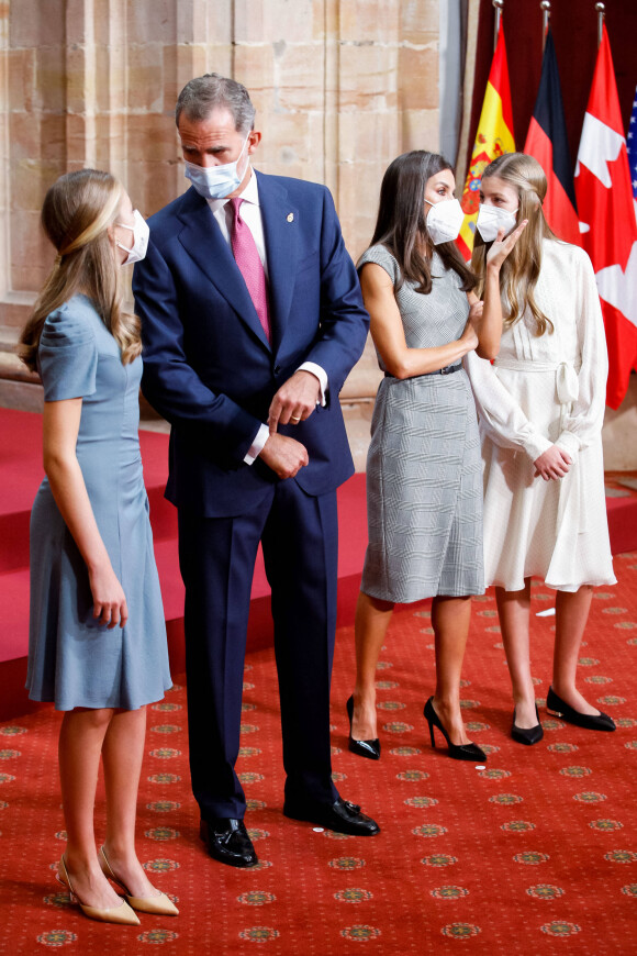La princesse Leonor, princesse des Asturies, le roi Felipe VI et la reine Letizia d'Espagne, et L'infante Sofia d'Espagne - Réception en audience des récipiendaires des médailles des Asturies 2021 à l'hôtel Reconquista à Oviedo, Asturies (Espagne). Le 22 octobre 2021.