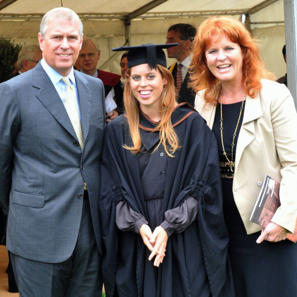 Le prince Andrew et Sarah Ferguson avec leur fille la princesse Beatrice le jour de sa remise de diplôme à Londres.
