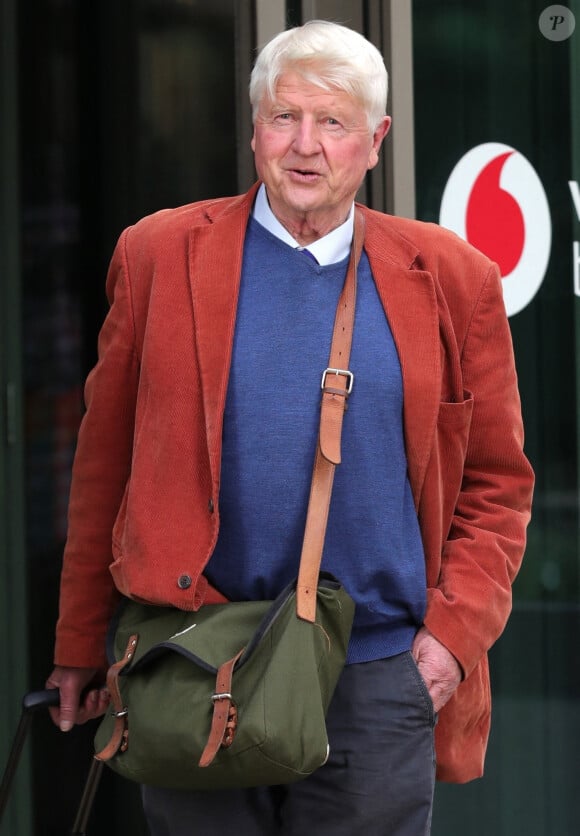 Stanley Johnson (le père de Boris Johnson) à la sortie des studios Dock 10 à Salford après une apparition dans le "Dictionary Corner" du jeu télévisé "Countdown" sur Channel 4