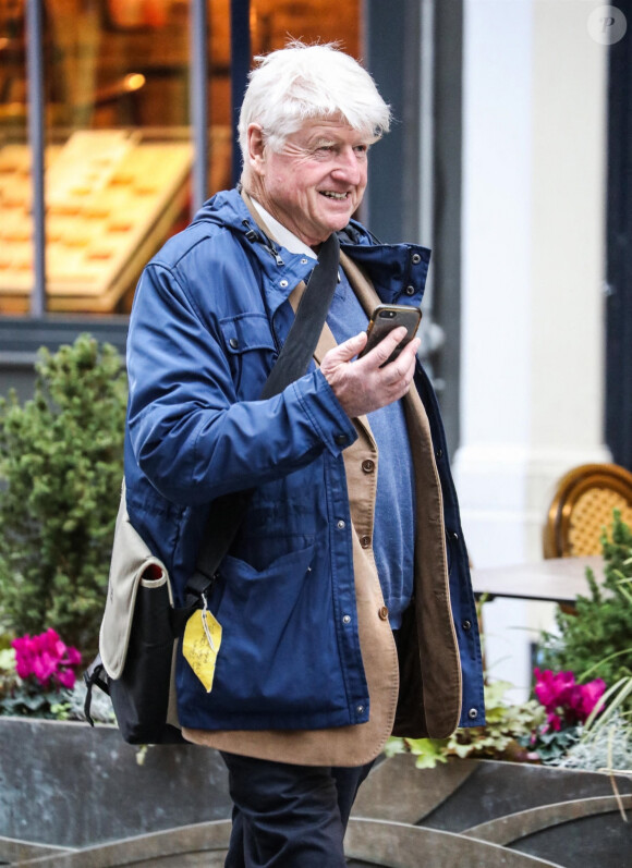 Le père du premier ministre britannique, Stanley Johnson, au téléphone avec sa fille Rachel dans les rues de Londres. Le 2 décembre 2020