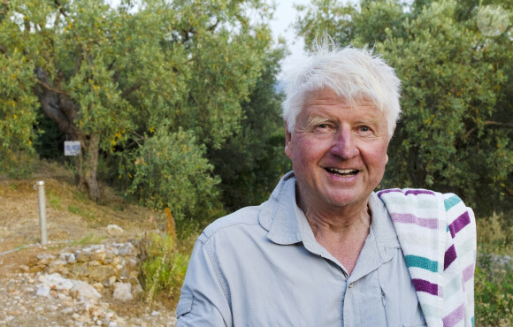 Stanley Johnson, le père du Premier ministre britannique Boris Johnson, revient de la plage et s'entretient avec des journalistes au milieu de la controverse sur son arrivée dans sa villa grecque à Horto en Grèce le 4 juillet 2020 au cours de l'épidémie de Coronavirus (COVID-19).